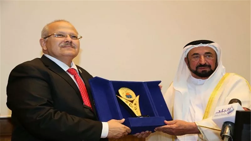 درع وزارة التعليم العالى لسمو الشيخ سلطان القاسمى حاكم الشارقة