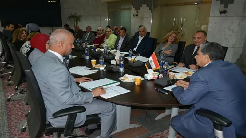خالد فهمى يعقد اجتماع اللجنة العليا لمشروع إدارة المخلفات الصلبة بمحافظة المنيا.
