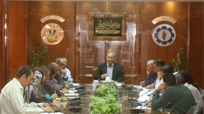 محافظ السويس يعقد اجتماعا مع جهاز النظافة  لمناقشة تدعيم الجهاز بالمعدات