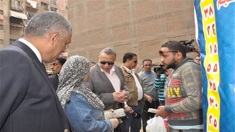 لليوم الثانى على التوالى محافظ الجيزة يتفقد منافذ بيع اليوم الواحد ببولاق الدكرور  