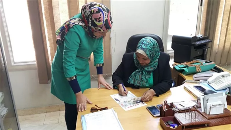 مقررة المرأة بقنا توقع لحملة