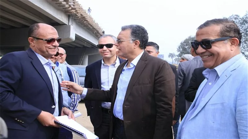 خلال جولته التفقدية بالقوس الشمالي الغربي للدائري الاقليمي وزير النقل يفاجيء العاملين بمزلقاني الساحل ورملة الانجب