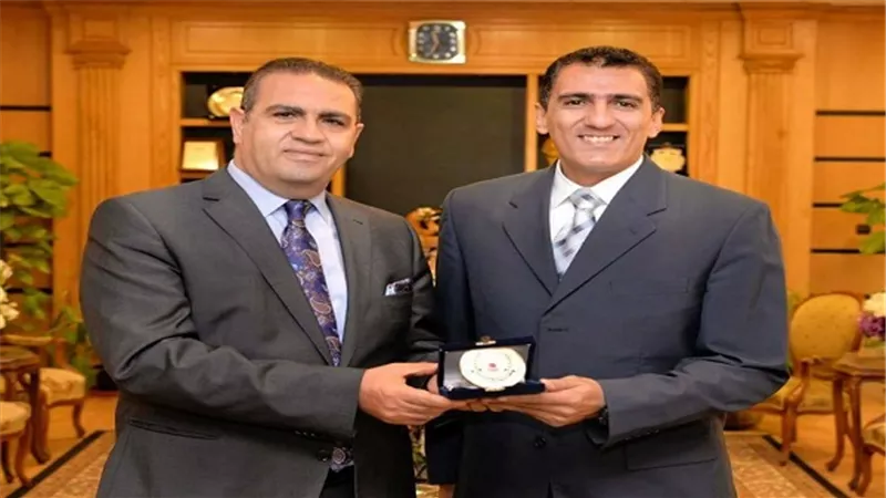 بالصور.. رئيس جامعة المنصورة يكرم حكم لبطولة ويمبلدون من العاملين بجامعة المنصورة