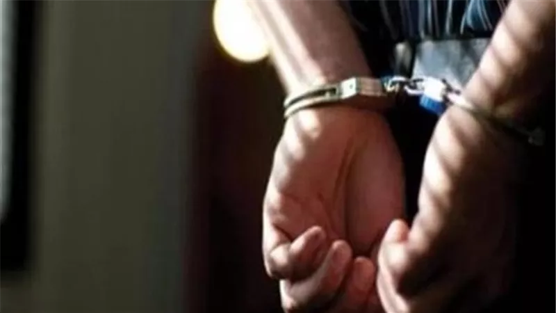 القبض على عاطل بحوزته بندقيه آليه وقميص واقى ضد الرصاص بقنا