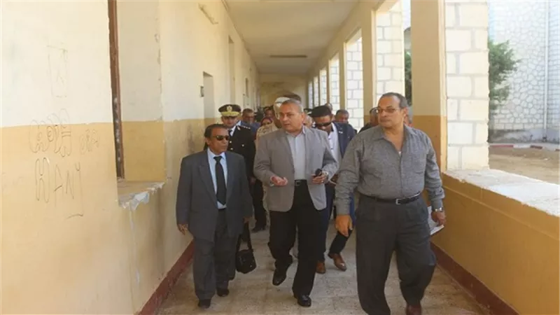 بالصور.. محافظ السويس فى جولة تفقدية للمدرسة العسكرية   