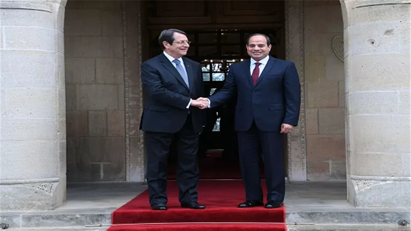 السيسي يصل قبرص ويعقد جلسة مباحثات مع الرئيس القبرصي