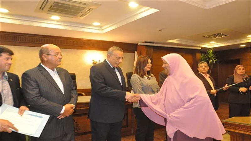 محافظ الجيزة يكرم 29 موظفاً من المحالين لسن المعاش