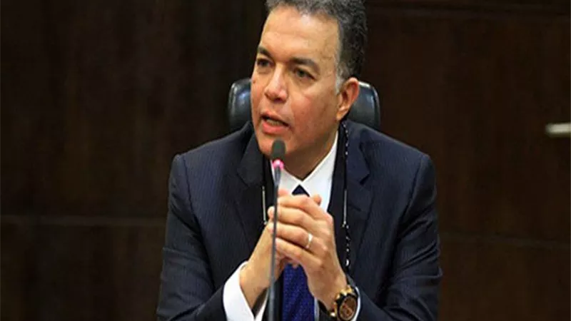 من أسيوط.. مداعبة رائعة من وزير النقل لعامل مزلقان