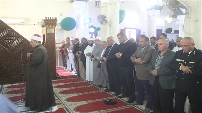 بالصور.. محافظ السويس والأهالي يؤدون صلاة الغائب على أرواح شهداء مسجد الروضة