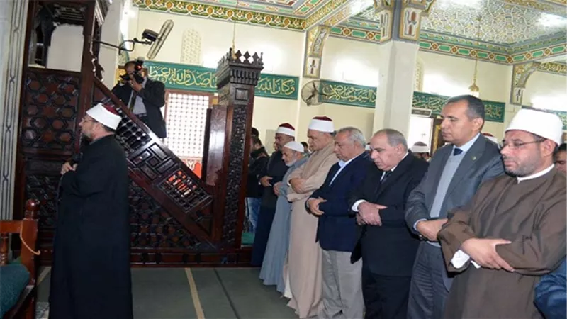 وزير الأوقاف ومحافظ الشرقية يزوران إمام مسجد الروضة بمستشفى الحسينية ويصليان الغائب على شهداء الحادث الإرهابي بمسجد أبي عطوان بالحسينية