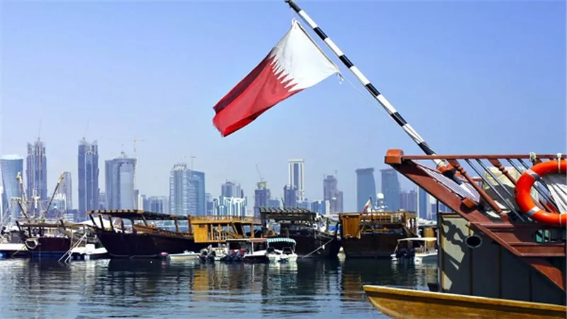 شاهد| أمير قطر يعالج الشعب بـ