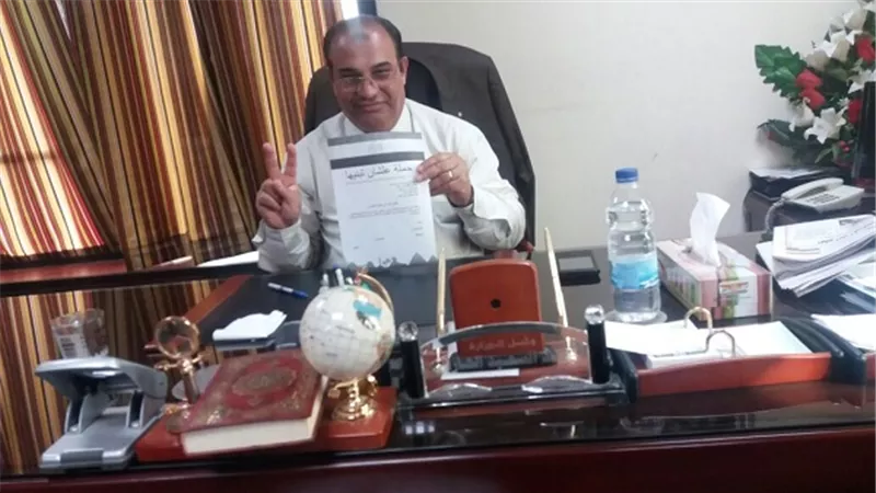 وكيل وزارة المالية يوقع على استمارة 