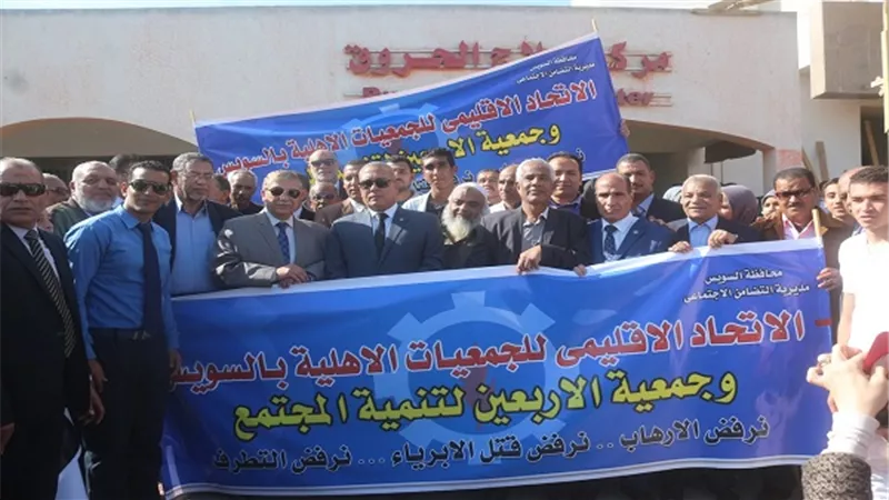 بالصور.. محافظ السويس يقدم البطاطين والهدايا العينية لمصابى مسجد الروضة