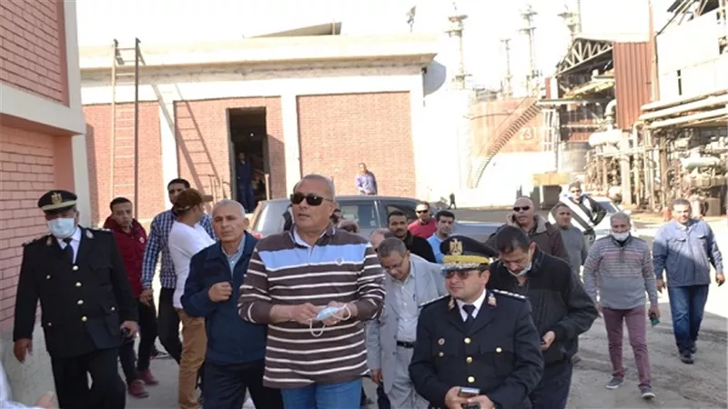 بالصور.. محافظ السويس يتابع اخماد حريق برج التفحيم بتصنيع البترول