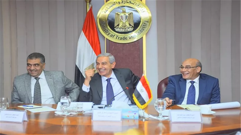 وزير التجارة والصناعة يترأس إجتماع المجلس الأعلى للصناعات النسيجية بحضور وزيرى الزراعة وقطاع الاعمال العام