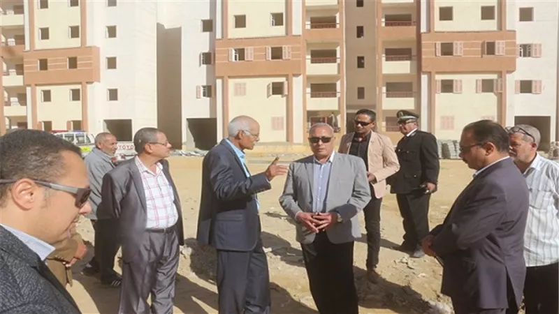 بالصور.. محافظ السويس يتفقد مدن الدكتور زويل والشيخ خليفة بحي عتاقة