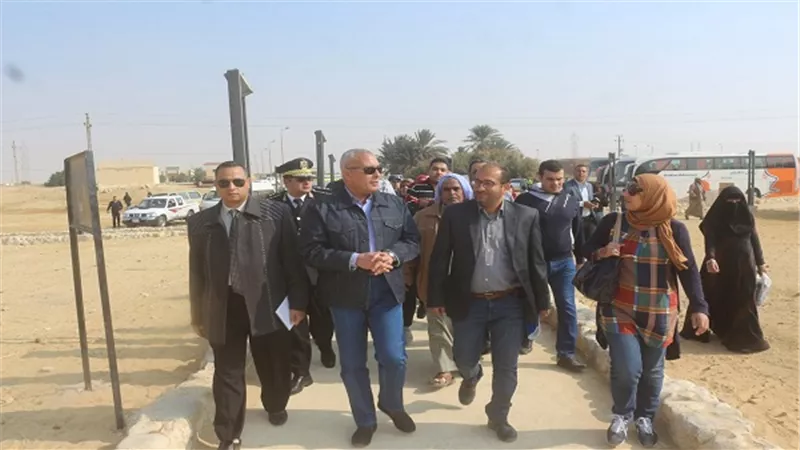 بالصور.. محافظ السويس فى جولة لعيون موسى ويلتقى بالاهالى ويؤكد على تطوير المنطقة  