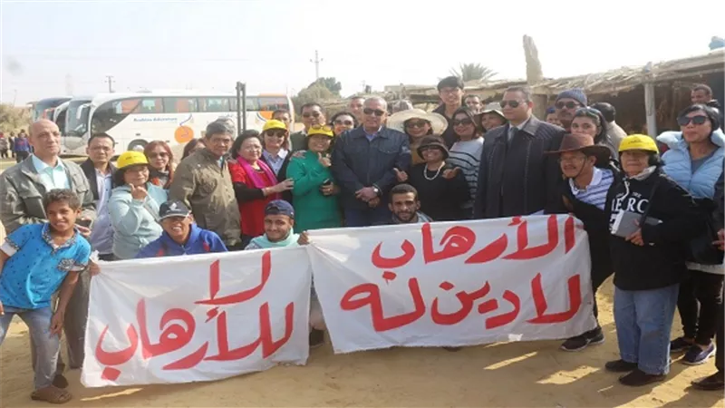 بالصور..  محافظ السويس يرحب بالوفود السياحية لمنطقة عيون موسي