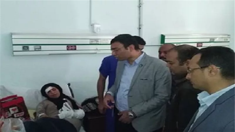 بالصور.. وفد من محافظة السويس يزور مصابي حادث طريق 