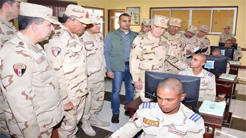 الفريق محمد فريد رئيس أركان حرب القوات المسلحة يتفقد المنظومة التعليمية بمعهد ضباط الصف المعلمين بالقوات المسلحة