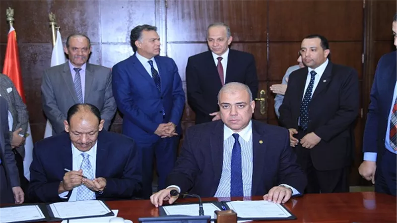 وزير النقل ومحافظ القليوبية يشهدان توقيع بروتوكول تعاون لإنشاء 150 باكية للباعة الجائلين بسور محطة مترو أنفاق شبرا الخيمة 