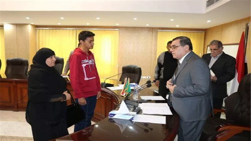 محافظ الفيوم يستقبل أسرة شهيد الفيوم بأحداث مسجد الروضة بالعريش 