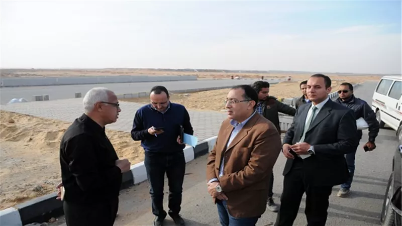 وزير الإسكان يتفقد الطريق الدائرى الجديد بمدينة 6 أكتوبر