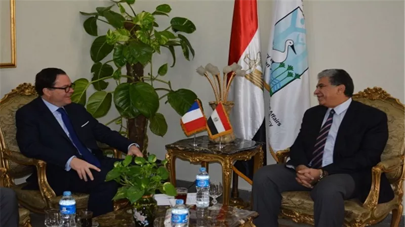 فهمى يلتقى بالسفير الفرنسى بالقاهرة 