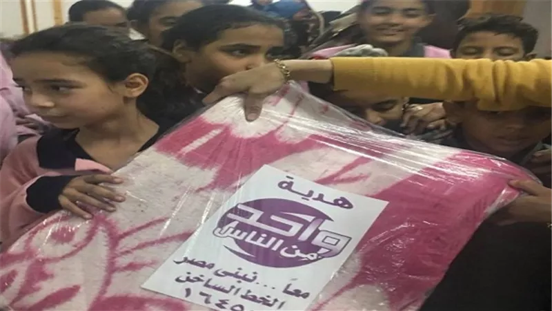 بالصور.. مؤسسة واحد من الناس توزع بطاطين على الايتام بالسبتية لمواجهة موجات البرد 