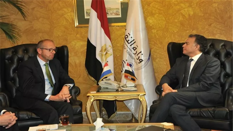 وزير النقل يبحث مع السفير الهولندي بالقاهرة التعاون في مجالات النقل النهري والبحري والسكك الحديدية