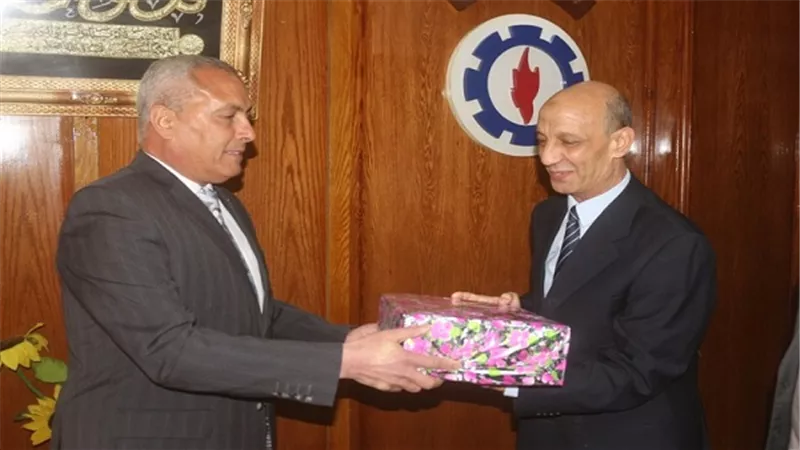 بالصور .. محافظ السويس يكرم المتميزين خلال انعقاد المجلس التنفيذي