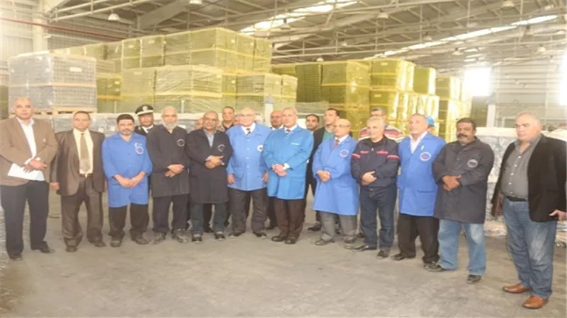 بالصور.. محافظ السويس يتفقد الشركة العربية للزجاج ويكرم عدد من العاملين