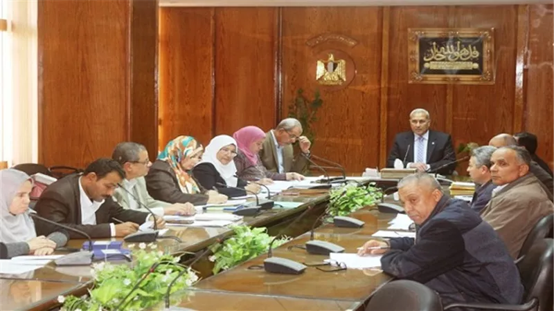 بالصور.. محافظ السويس يبحث هموم 23 مواطنا فى اللقاء الجماهيرى