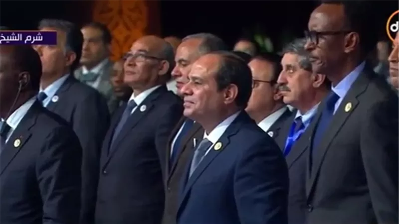 حضور منتدى الكوميسا يقفون دقيقة حدادًا على أرواح ضحايا الإرهاب