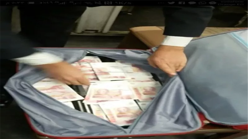 احباط تهريب 52 الف جنية استرلينى مخبأة فى قاع سحرى اسفل حقيبة بمطار القاهرة