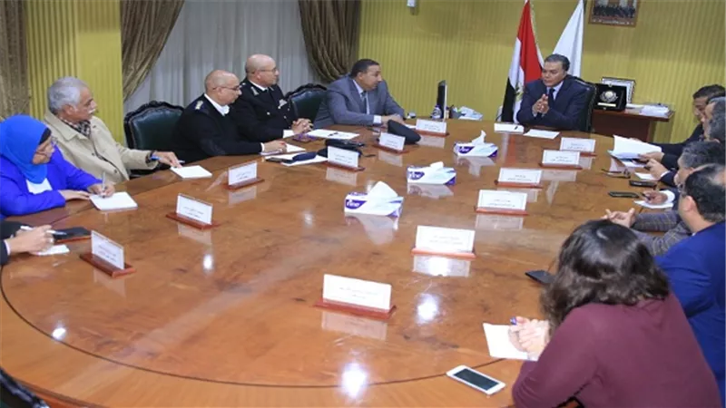 عرفات يجتمع مع قيادات هيئة الطرق والكباري لمتابعة خطة تطوير الطريق الدائري 