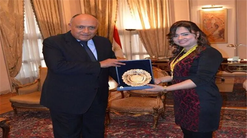 سامح شكري يستقبل بطلة العالم في الكيك بوكسينج