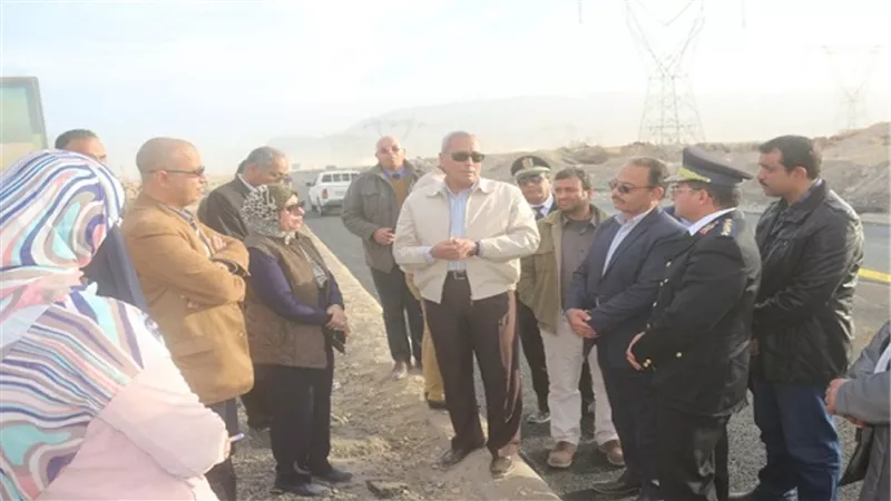 بالصور.. محافظ السويس يتفقد مخرات السيول ويمهل المسئولين اسبوعا لتطهيرها
