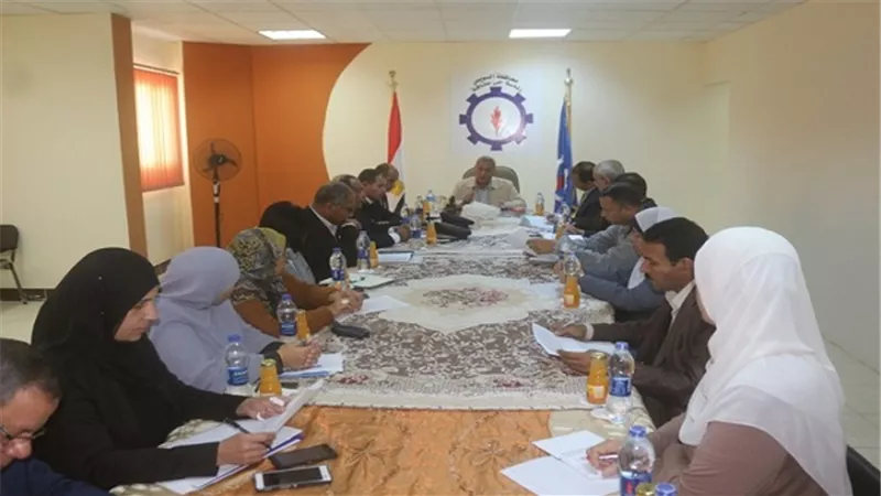 محافظ السويس لرؤساء الاحياء: اطالبكم بفرض الغرامات علي المعتدين بالاشغالات على انهار الشوارع