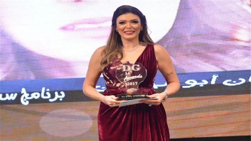 شريهان ابو الحسن سعيدة بجائزة التميز من ديرجيست ومفاجأت 