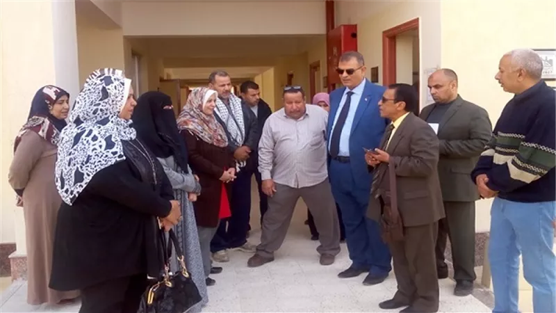 وكيل تعليم السويس يكافىء العاملين باحدى المدارس لتجهيزهم المدرسة للامتحانات