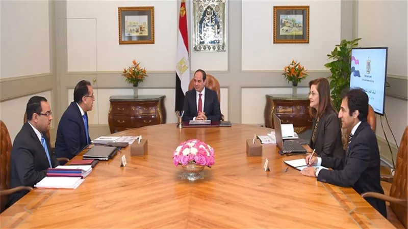 السيسي يعقد اجتماعاً مع القائم بأعمال رئيس مجلس الوزراء ووزيرة التخطيط