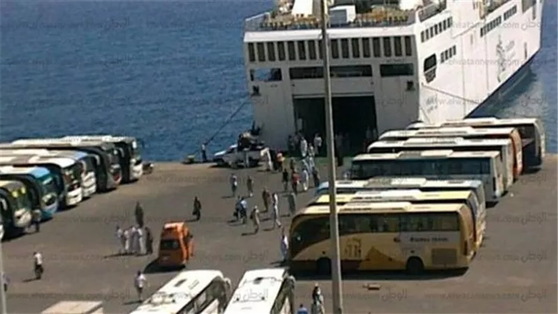 وصول و سفر 941 راكب بميناء سفاجا و تداول 464 شاحنة 