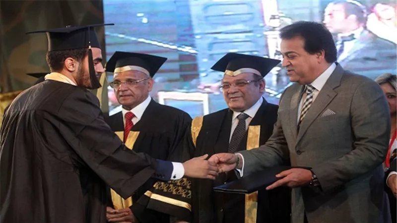 قادة الفكر والثقافة والأدب يشهدون احتفالية تخريج طلاب جامعة سيناء.. حسن راتب: أنتم الصدقة الجارية وعلم ينتفع به..  ووزير التعليم العالى يكرم الأوائل 