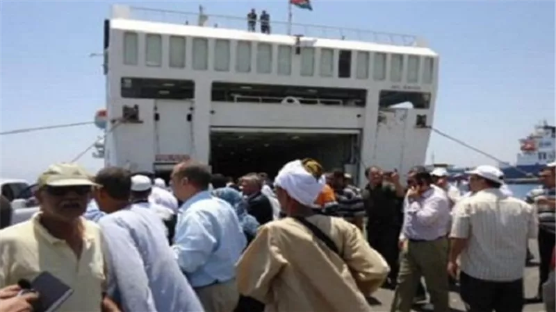 وصول وسفر 641 راكب بميناء سفاجا وتداول 465 شاحنة