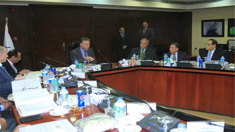 عرفات يجتمع مع مجلس إدارة الشركة القابضة لمشروعات الطرق والكبارى والنقل البرى 