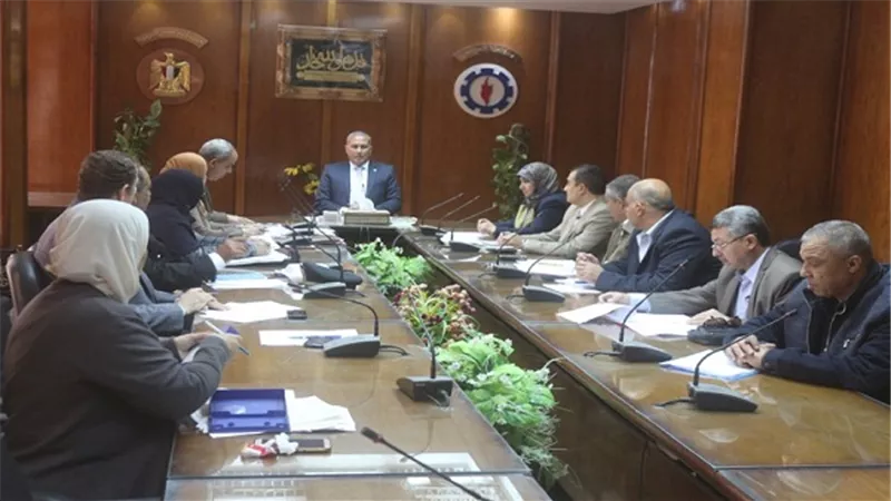 محافظ السويس يبحث هموم 18 مواطنا فى لقاء الجماهيرى الاسبوعى