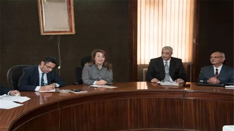 والى تستعرض في اجتماع مع بنك ناصر احد المبادرات الجديدة التي يطلقها مشروع مستورة