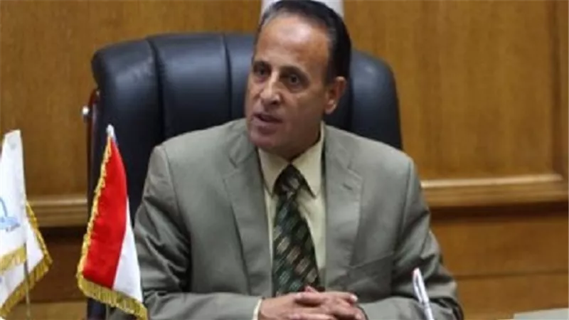 رئيس هيئة السكة الحديد يستقل كابينة الجرار في جولة مفاجأة تفقد فيها المنطقة الوسطى بأسيوط 