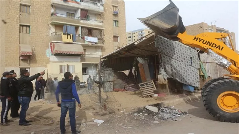 بالصور.. امن السويس ينفذ 35 قرار إزالة تعديات بشوارع حي فيصل 